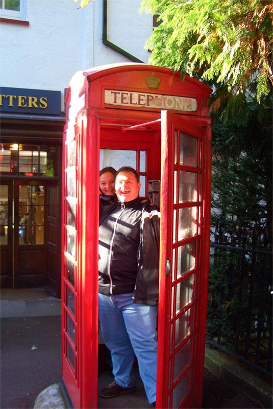 Album: Scozia 2005 - Descrizione: Lorenzo & Chiara in una delle famose cabine telefoniche Inglesi.