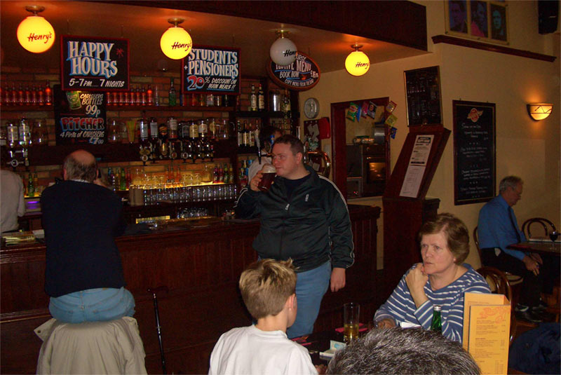 Album: Scozia 2005 - Descrizione: Lorenzo all'interno di un pub vicino al porto di aberdeen.