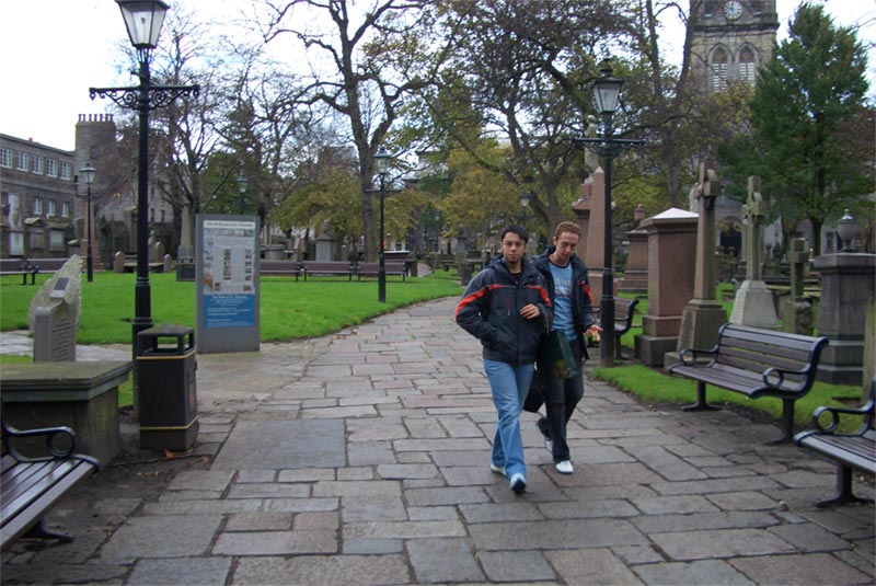 Album: Scozia 2005 - Descrizione: Simone e Mattia mentre passeggiano in un....cimitero!!